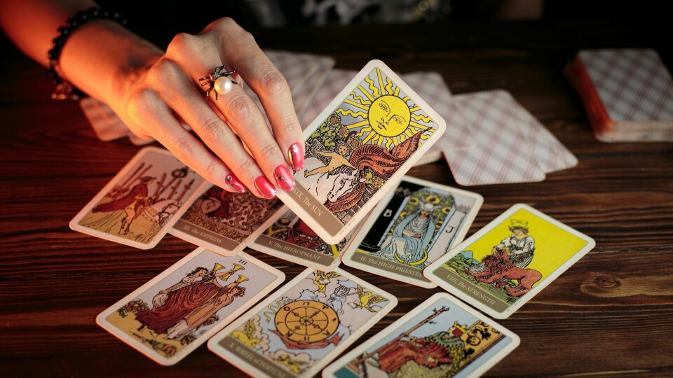 18 procent av alla svenskar tror att det finns personer som kan förutsäga framtiden via tarotkort eller liknande hjälpredskap. 18 procent av alla svenskar tror att det finns personer som kan förutsäga framtiden via tarotkort eller liknande hjälpredskap.