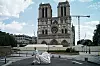 Lättnader i restriktionerna i Frankrike har inte inneburit att kyrkorna öppnat, men nu uppmanas regeringen att ändra sig på den punkten. Bild från städning runt Notre Dame i Paris under den franska nedstängningen i april.