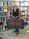 Maria Gerhardsson Ståhl med bokhandeln Arkens första lager, en resväska.