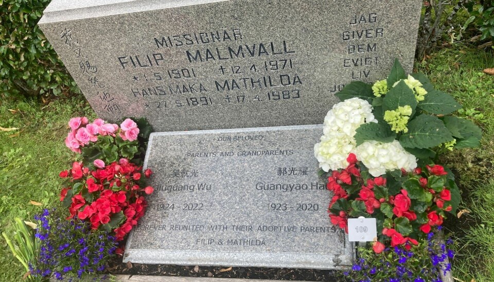 'För evigt återförenade med sina adoptivföräldrar Filip & Mathilda', står det på Hao Guangyaos och Wu Jiuguangs gravsten. 'För evigt återförenade med sina adoptivföräldrar Filip & Mathilda', står det på Hao Guangyaos och Wu Jiuguangs gravsten.