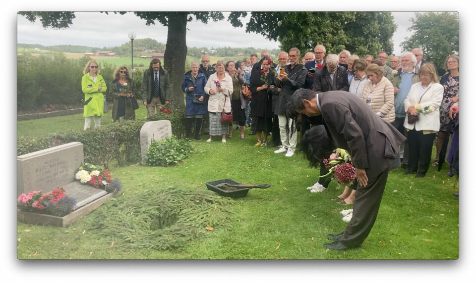 Representanterna för Hao Guangyaos och Wu Jiuguangs familj gör tre traditionella, djupa bugningar för dem och för deras svenska adoptivföräldrar Filip och Mathilda Malmvall. Representanterna för Hao Guangyaos och Wu Jiuguangs familj gör tre traditionella, djupa bugningar för dem och för deras svenska adoptivföräldrar Filip och Mathilda Malmvall.