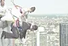 Bröllopsparet Corinna Heimann och Klaus Karrenberg tar steget ut över kanten på den 141 meter höga Office Center. Skyskraperna i Frankfurt är öppna för allmänheten på lördagar och söndagar.