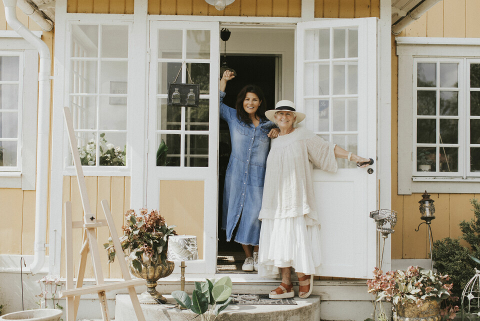 Birgitta och Carola är goda vänner sedan långt tillbaka. Birgitta Yavari-Ilan, konstnär, illustratör, och författare.