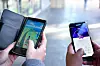 Två personer spelar mobilspelet Pokémon Go.