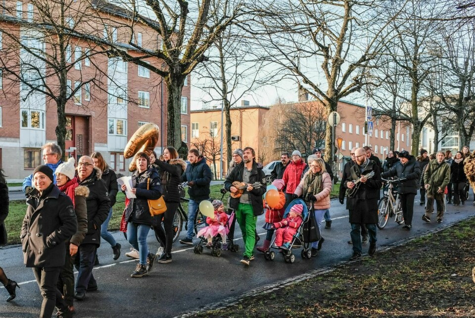 Med ballonger, sång och mandolinspel tågade Korskyrkans i Norrköping mötesbesökare efter gudstjänsten i söndags gemensamt från sin kyrka till Immanuelskyrkan där församlingen får sitt nya hem. Immanuelskyrkan i Norrköping är byggd 1956. Kyrkan, som kan räknas som ett ”landmärke” i staden, ligger på Södra Promenaden. Med ballonger, sång och mandolinspel tågade Korskyrkans i Norrköping mötesbesökare efter gudstjänsten i söndags gemensamt från sin kyrka till Immanuelskyrkan där församlingen får sitt nya hem. Immanuelskyrkan i Norrköping är byggd 1956. Kyrkan, som kan räknas som ett ”landmärke” i staden, ligger på Södra Promenaden.