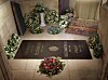 Gravstenen vid den brittiska drottningen Elizabeths sista viloplats St George's Chapel vid Windsor Castle.