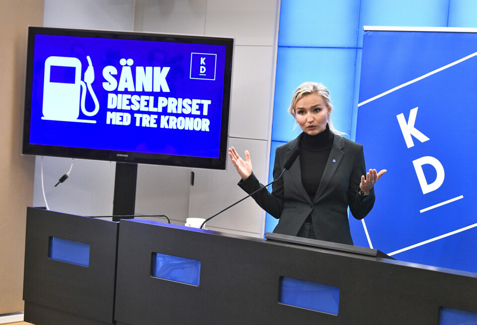 Kristdemokraternas partiledare Ebba Busch (KD) på en pressträff inför valet 2022, med budskapet att KD vill sänka kravet på inblandning av biobränsle i diesel för att på så sätt få ner priset.