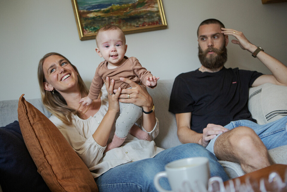 Scenen med de tre känns självklar. Men de som följt den här lilla familjen vet att vägen hit varit full av ovisshet och dramatik. Frida Långberg och Linus Långberg gick igenom en mycket tuff graviditet. Läkarna trodde aldrig att barnet Liljan skulle överleva, men mot alla odds så är hon frisk och lever idag.