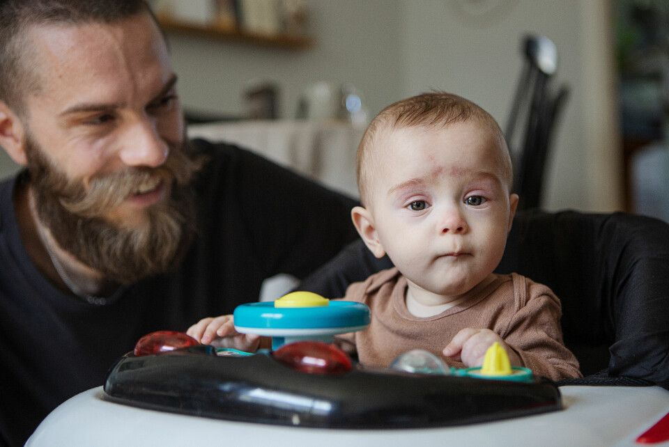 Under fotograferingen intresserar sig Lilian sig för knapparna på gåstolen, men blicken dras ibland till kameran då kamerans slutare ger ifrån sig spännande ljud. Frida Långberg och Linus Långberg gick igenom en mycket tuff graviditet. Läkarna trodde aldrig att barnet Liljan skulle överleva, men mot alla odds så är hon frisk och lever idag.