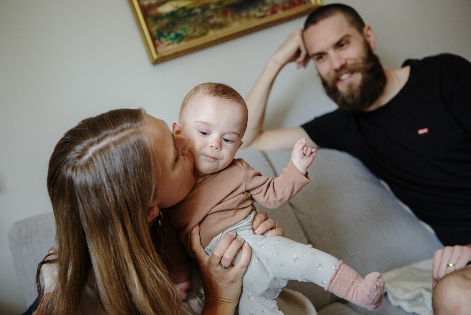 Efter en kort vila är Lilian tillbaka i vardagsrummet och fångar vår uppmärksamhet. Frida Långberg och Linus Långberg gick igenom en mycket tuff graviditet. Läkarna trodde aldrig att barnet Liljan skulle överleva, men mot alla odds så är hon frisk och lever idag.