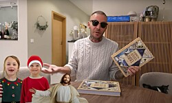 Influencern Joakim Lundells oväntade julklapp till barnen: Var sin bibel