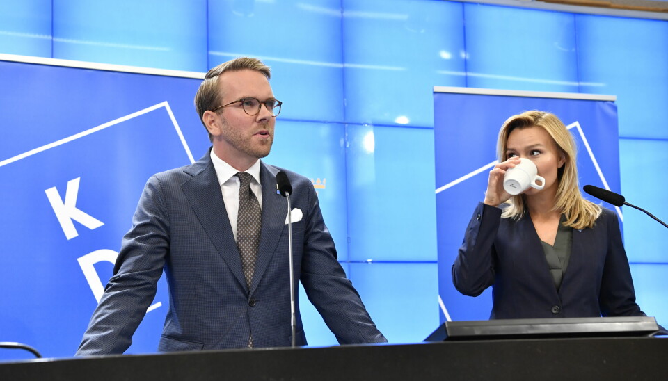 Andreas Carlson håller presskonferens i riksdagen tillsammans med Ebba Busch.