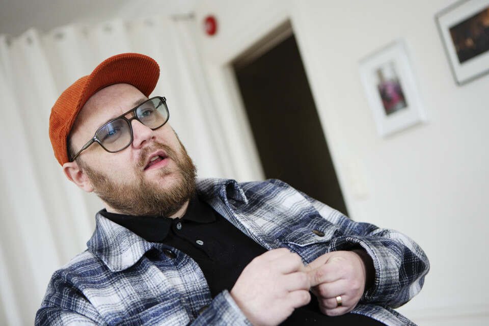 – Det kändes som att ha en knytnäve som växte i bröstet. Man upplever ångest olika, men för mig var det som att bli knockad. Jag förstod inte hur jag skulle ta mig ur det berättar Samuel Teglund. Samuel Teglund 'Gud är ändå vid min sida' är berättelse om författarens kamp med psykisk ohälsa.