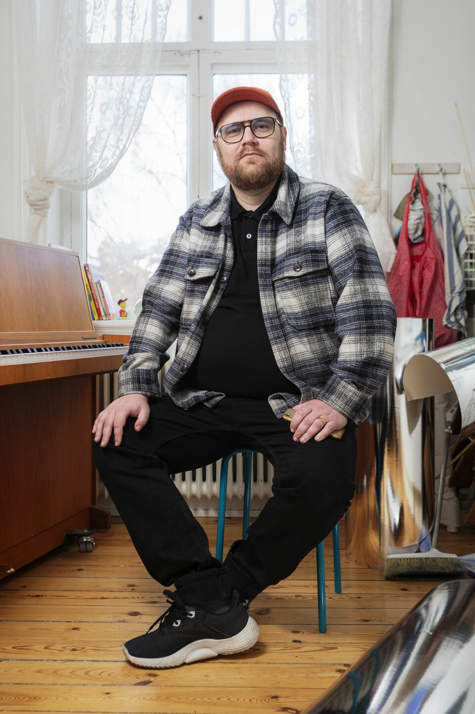 Samuel Teglund beskriver sin depression och åren med psykisk ohälsa, som en tid då olika symptom avlöste varandra. Samuel Teglund 'Gud är ändå vid min sida' är berättelse om författarens kamp med psykisk ohälsa.