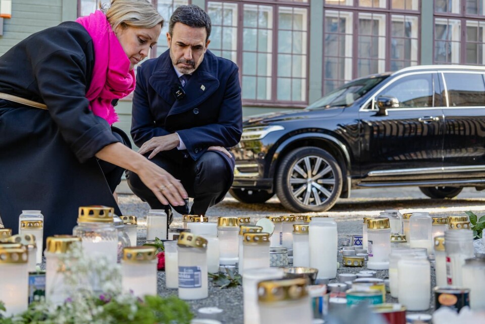 Dagens chefredaktör Felicia Ferreira besöker Israels ambassad i Stockholm för att hedra offren i terrordådet som skakade Israel. Ambassadören Ziv Nevo Kulman var på plats och tog emot Dagen. Dagens chefredaktör Felicia Ferreira besöker Israels ambassad i Stockholm för att hedra offren i terrordådet som skakade Israel. Ambassadören Ziv Nevo Kulman var på plats och tog emot Dagen.