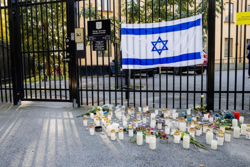 Ljus och blommor har spontant placerats framför en israelisk flagga vid landets ambassad på Östermalm i Stockholm. Dagens chefredaktör Felicia Ferreira besöker Israels ambassad i Stockholm för att hedra offren i terrordådet som skakade Israel. Ambassadören Ziv Nevo Kulman var på plats och tog emot Dagen.