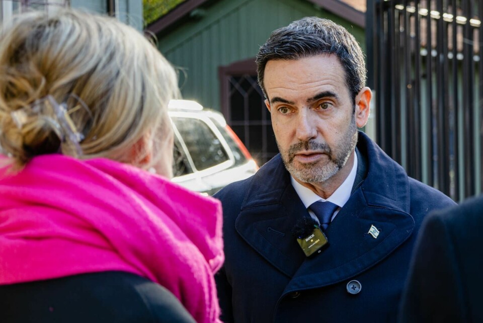 Ziv Nevo Kulman visade upp både känslor och diplomatisk förmåga då han klev ut från ambassaden för att möta Dagen. Dagens chefredaktör Felicia Ferreira besöker Israels ambassad i Stockholm för att hedra offren i terrordådet som skakade Israel. Ambassadören Ziv Nevo Kulman var på plats och tog emot Dagen.