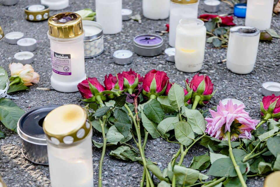 Blommor och ljus hedrar dödsoffren i Israel. Dagens chefredaktör Felicia Ferreira besöker Israels ambassad i Stockholm för att hedra offren i terrordådet som skakade Israel. Ambassadören Ziv Nevo Kulman var på plats och tog emot Dagen.