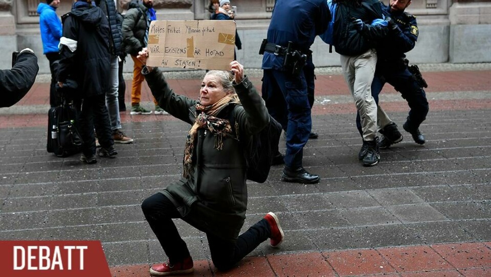 Pandemilagen innebär att regeringen får mycket långtgående befogenheter, exempelvis att stänga ned verksamheter och till och med att förbjuda demonstrationer mot själva pandemilagen, skriver sex företrädare för KDU Stockholm. Några demonstranter som genomförde en demonstration mot pandemilagen 8 januari på en plats de inte hade tillstånd för fördes bort av polisen.