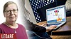En ung flicka tittar på en datorskärm.