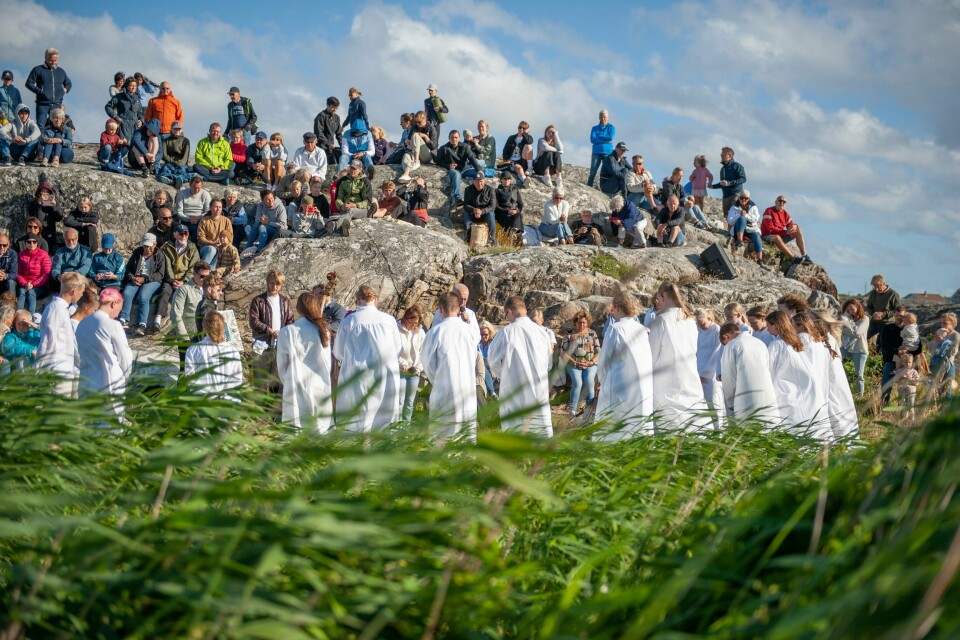 Flera hundra personer hade samlats på klipporna för att se dopförrättningen. Dop, Hönökonferensen 2022.