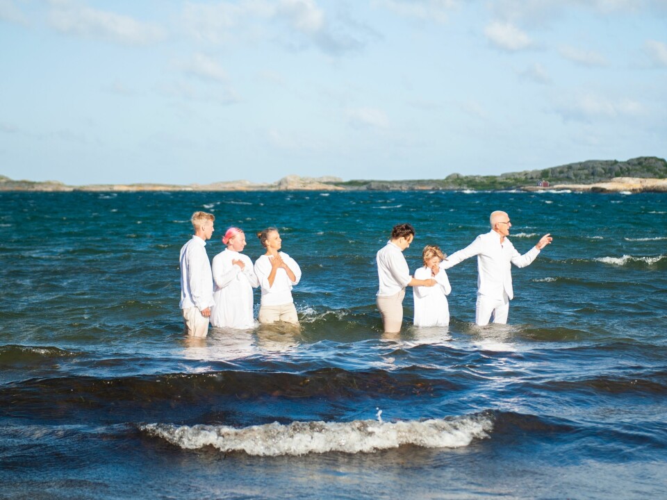 Ur episteltexten: Alla blev de döpta i molnet och i havet till gemenskap med Mose. Anders Marklund, pastor i Hönö missionskyrka, döper dopkandidater.