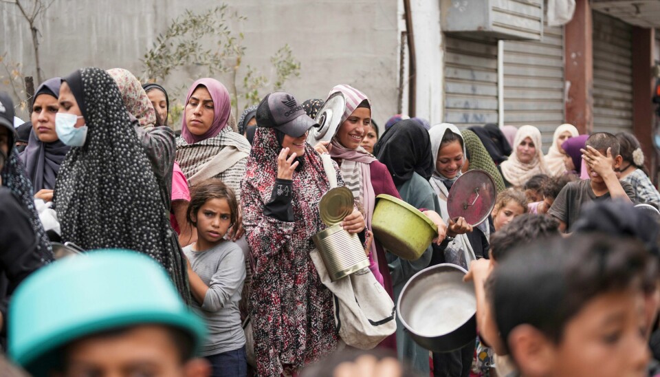 I krigets Gaza råder brist på mat, vatten och mediciner. På bilden köar palestinier för att hämta mat i Deir al Balah i centrala Gaza. I krigets Gaza råder brist på mat, vatten och mediciner. På bilden köar palestinier för att hämta mat i Deir al Balah i centrala Gaza.