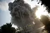 Rök stiger mot himlen efter en israelisk flygattack i Gaza city på lördagen.