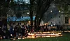 Besökare, blommor och tända ljus på Katarina kyrkogård i Stockholm under alla helgons dag för något år sedan.