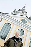 Vid kyrkans fot. Olle Carlsson utanför Katarina kyrka på Södermalm i Stockholm. ”Gudstjänsterna här bygger på delaktighet”, säger han i Dagens podcast.