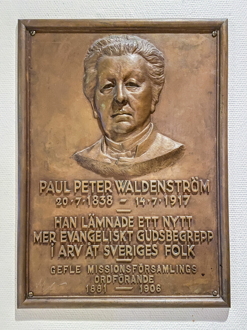 Minnesplakett av samfundsgrundaren PP Waldenström. Frikyrkopionjären Paul Peter Waldenström (1838–1917) var i många år en del av Betlehemskyrkan i Gävle. I kyrkans foajé hänger ett stort minnesporträtt i relief formgivet av konstnären Astri Taube, maka till nationalskalden Evert Taube.