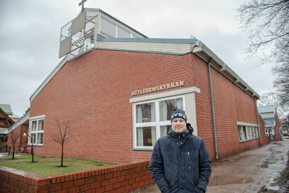 Patric Forsling är pastor i Betlehemskyrkan i Gävle som var en av Sveriges första missionsförsamlingar, grundad 1855. Numera tillhör BK Equmeniakyrkan. Helandepredikanten Anders August Åhlén var i slutet av 1800-talet och framåt medlem i Betlehemskyrkan i Gävle. Där verkade han i många år och efter sig lämnade han en stor samling käppar, kryckor, korsetter, stödskenor med mera som folk lämnat sedan de blivit friska efter förbön. Samlingen förvaras numer i två stora lådor i Betlehemskyrkans källare.