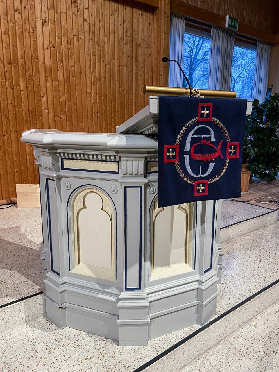 PP Waldenströms gamla predikstol är en av få saker från den gamla Betlehemskyrkan i Gävle som finns bevarade och som även fått en plats i den nya kyrkan. PP Waldenströms gamla predikstol är en av få saker från den gamla Betlehemskyrkan i Gävle som finns bevarade och som även fått en plats i den nya kyrkan.