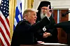 Stödet för Donald Trump är fortsatt starkt bland evangeliskt kristna. Här syns han tillsammans med den grekisk-ortodoxa ärkebiskopen Demetrios.