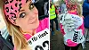 Annica Thimberg klädd i sin löpardräkt inför loppet 'Spring för livet'. På den har hon 254 nummerlappar för andra personer som hjälpt henne samla in pengar till Cancerforskningen.