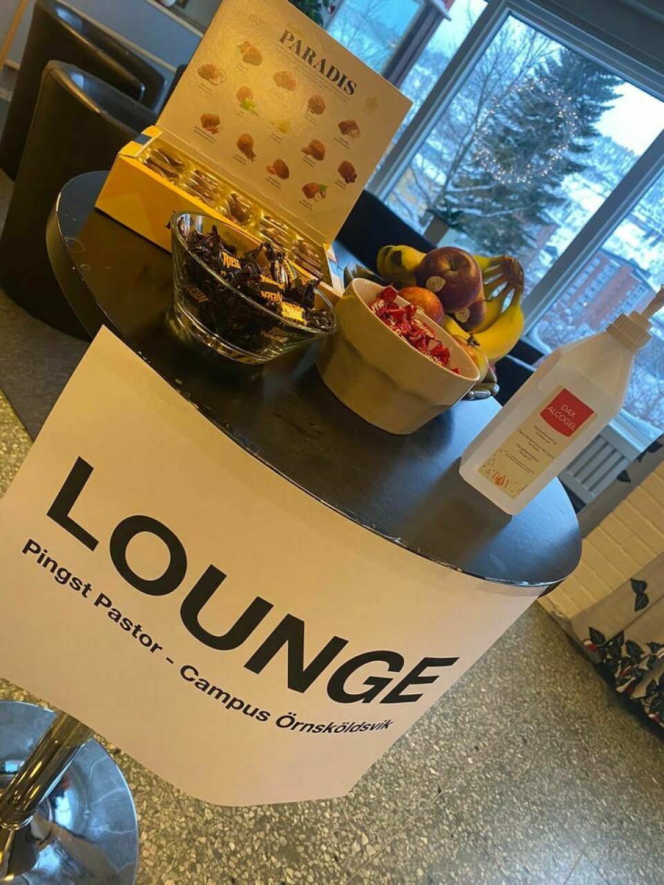 I Örnsköldsvik har 12-13 pingstpastorer från grannförsamlingar samlats för att följa Pingst pastor digitalt. Bild på lounge-skylt.