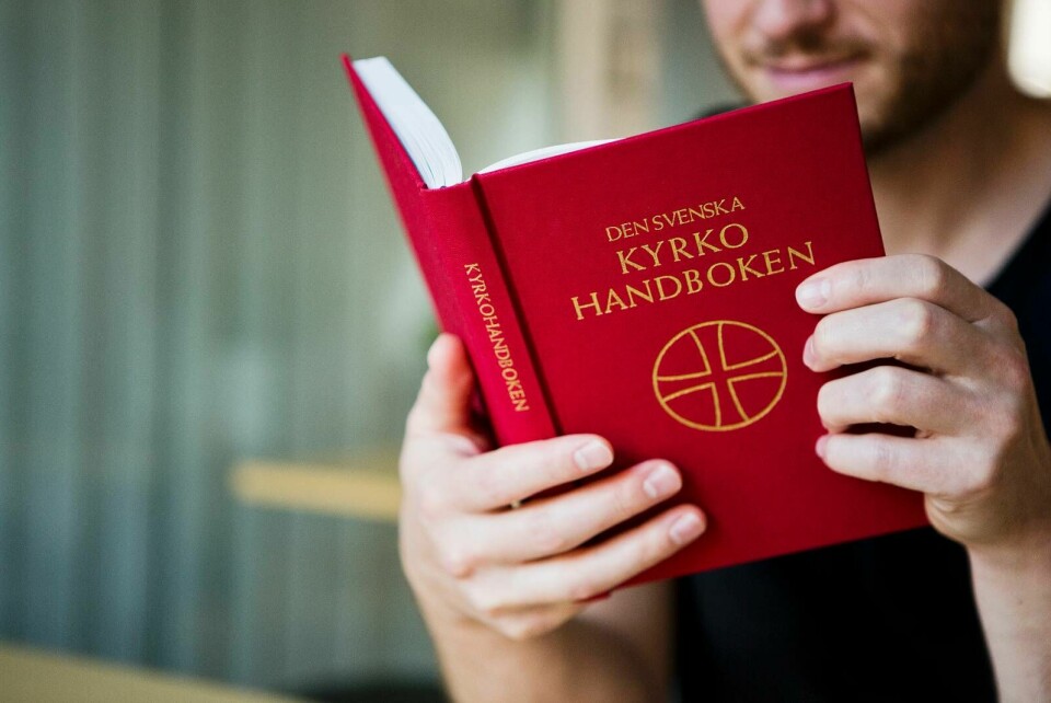 Den gamla kyrkohandboken ska nu ersättas av en ny. Den gamla kyrkohandboken ska nu ersättas av en ny.