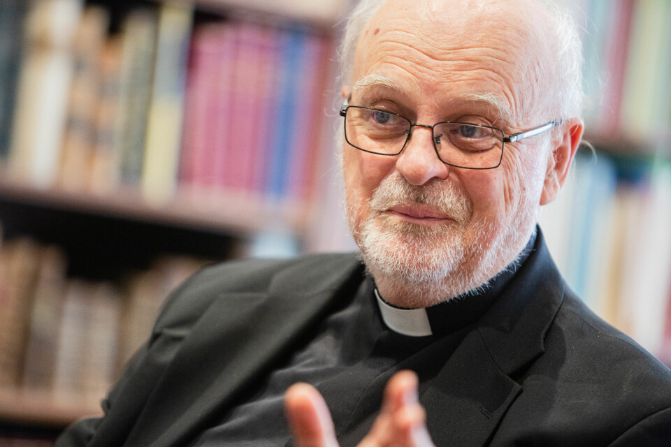 Biskop Anders Arborelius på biskopsämbetet på Södermalm i Stockholm. Väggarna pryds av religiös konst som hjälper biskopen att komma ihåg Guds närvaro under arbetsdagen. Biskop Anders Arborelius. I egenskap av kardinal är svensken Anders Arborelius en av kyrkans viktigaste män.