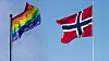 Prideflagga och norsk flagga.