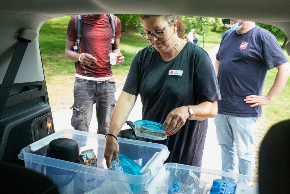 Sofia Fållsten förbereder fika till en ung man som fått syn på 'Frälsis-bilen'. Varje tisdag åker ett team från Frälsningsarmén Midsommarkransens akutboende ut på en runda i Stockholms parker för att möta utslagna och människor i hemlöshet.