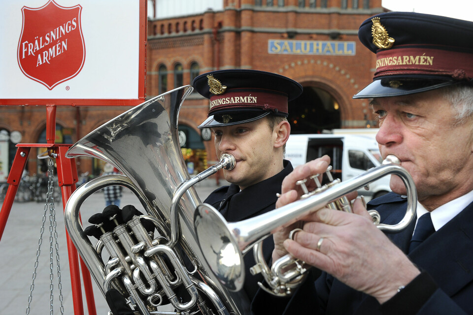 Frälsningsarmén samlar in pengar på Östermalmstorg med hjälp av brassmusik, iklädda sina välkända uniformer. Frälsningsarmén samlar in pengar på Östermalmstorg.