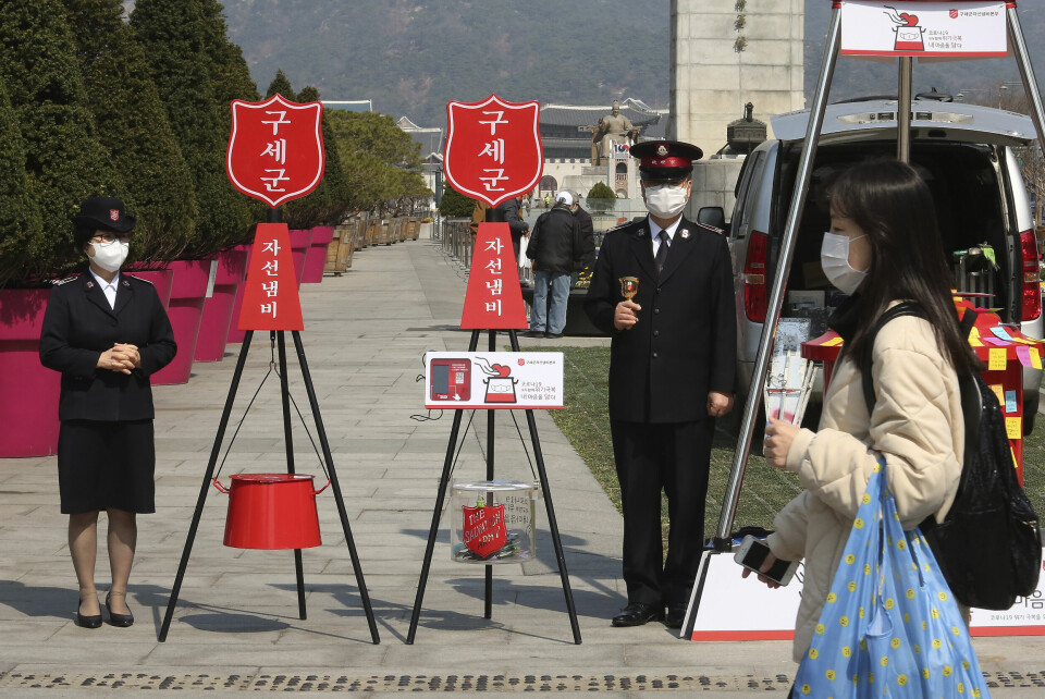Medlemmar i Frälsningsarmén i Sydkorea delar ut munskydd i ett tidigt skede i den globala Coronapandemin.