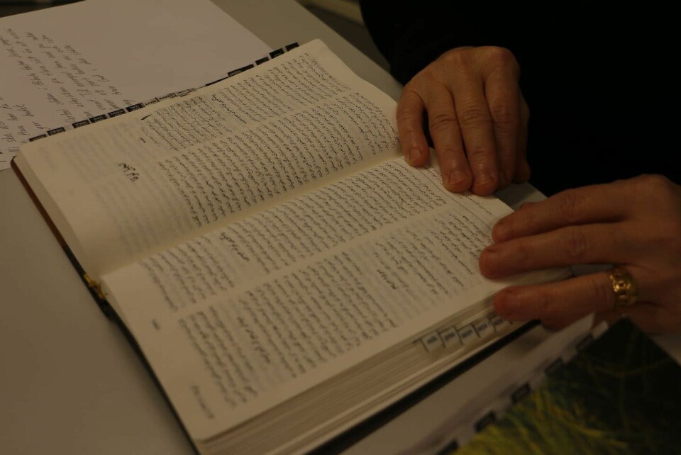 Bibelskoleeleven Mahnaz Khalilzadeh Nafooti tar hjälp av sin bibel på persiska. Bibelskoleeleven Mahnaz Khalilzadeh Nafooti tar hjälp av sin bibel på persiska.