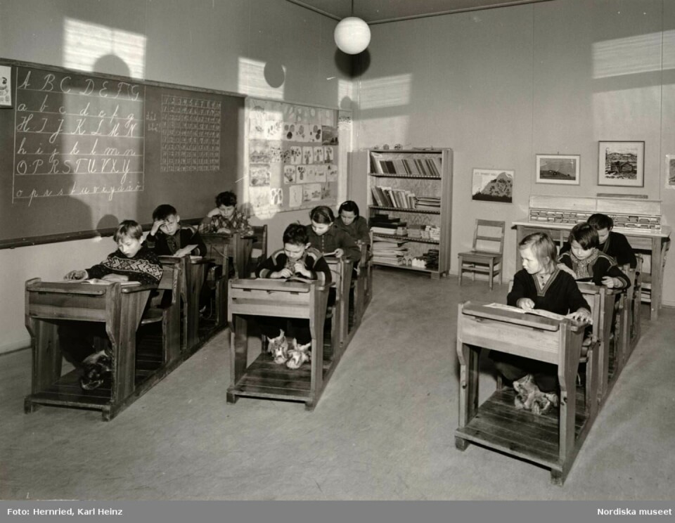 Nomadskolan i Gällivare, Lappland. Interiör från klassrum med elever. Fotografering är taget mellan 1953 - 1955 (uppskattning). Nomadskolan i Gällivare, Lappland. Interiör från klassrum med elever.
