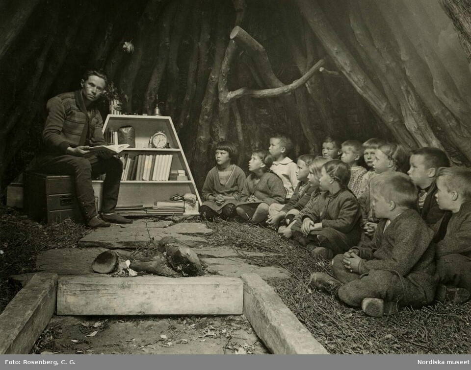 Läraren Fjällgren undervisar samiska barn i skolkåta, Stora Axhögen, Härjedalen, 1930.