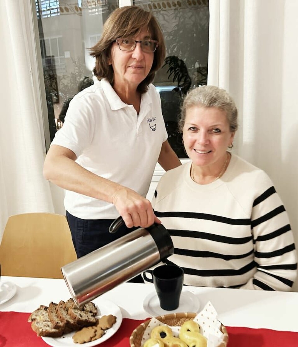 Marita Usi, föreståndare på hotell Orit i Netanya i Israel, serverar adventskaffe till Susanne Nissan. Marita Usi, föreståndare på hotell Orit i Netanya i Israel, serverar adventskaffe till Susanne Nissan.