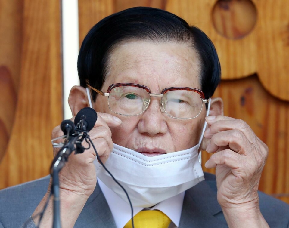 Pastor Lee Man-hee ber om ursäkt under en presskonferens i mars, efter att det blivit känt att han inte berättat att åtskilliga i hans omdiskuterade församling var smittade av coronavirus. Pastor Lee Man-hee ber om ursäkt under en presskonferens i mars, efter att det blivit känt att han inte berättat att åtskilliga i hans omdiskuterade församling var smittade av coronavirus.