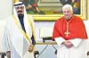 Saudiarabiens kung Abdullah, till vänster mötte påve Benedikt XVI i Vatikanen den 6 november. Sedan dess har arbetet pågått med att etablera en katolsk kyrka i Saudiarabien. Foto: AP Photo/L”Osservatore Romano, HO