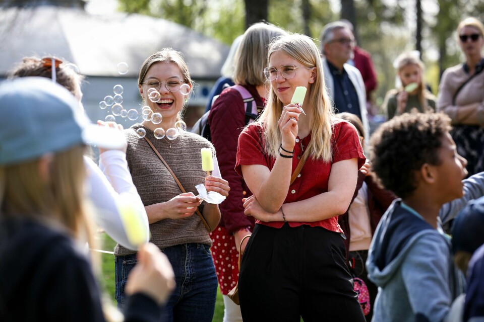 Festivalstämning i parken med både unga och gamla. EFS och Salts årsmöteskonferens 10–12 maj i Örebro.