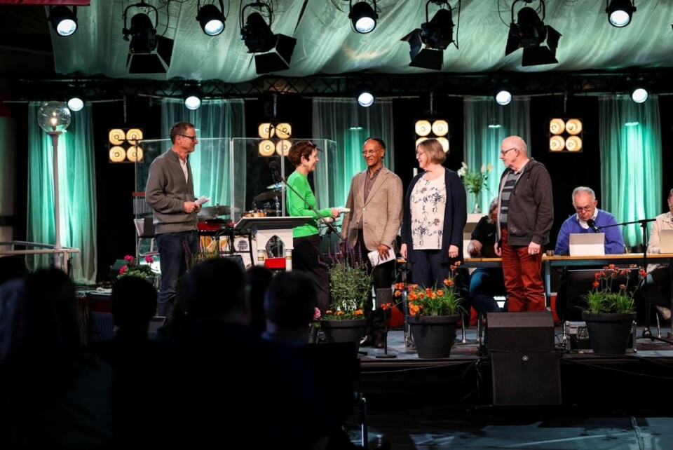 Missionsföreståndare Kerstin Oderhem tackar av avgående styrelseledamöter Eyassu Tesfay, Maria Andersson och LarsOlov Eriksson. Vid sin vänstra sida har Kerstin Jan Hallquist, som nu tar över som ordförande efter LarsOlov Eriksson. EFS och Salts årsmöteskonferens 10–12 maj i Örebro. Missionsföreståndare Kerstin Oderhem tackar av avgående styrelseledamöter Eyassu Tesfay, Maria Andersson och LarsOlov Eriksson. Vid sin vänstra sida har Kerstin Jan Hallquist, som nu tar över som ordförande efter LarsOlov Eriksson.